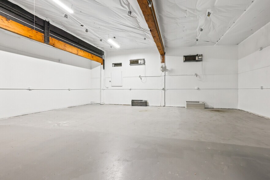 More Photos Of 5816 SE Foster Rd, Portland Flex For Lease