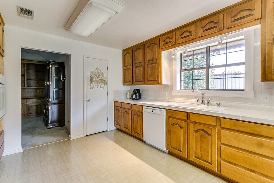 More Photos Of 3433 E Highway 199, Springtown Flex For Sale