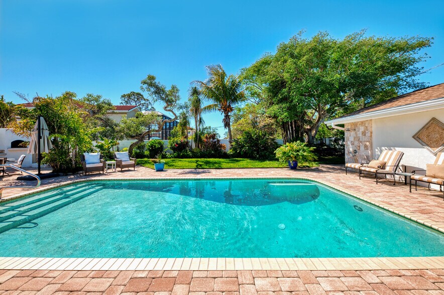 More Photos Of 400 Nokomis Ave S, Venice Specialty For Sale