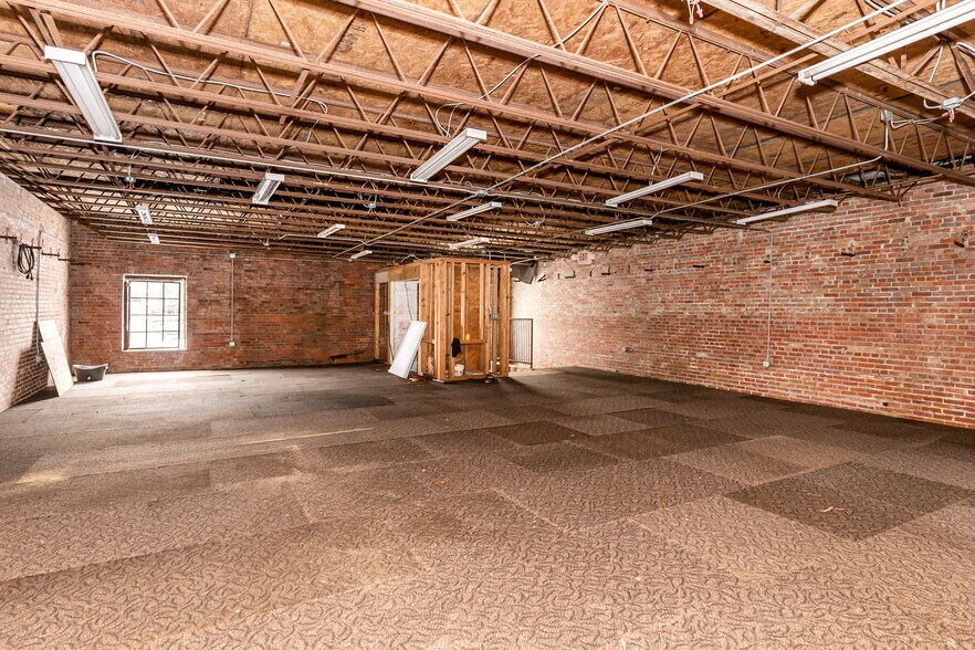 More Photos Of 4914 Main St, Moss Point Storefront For Sale