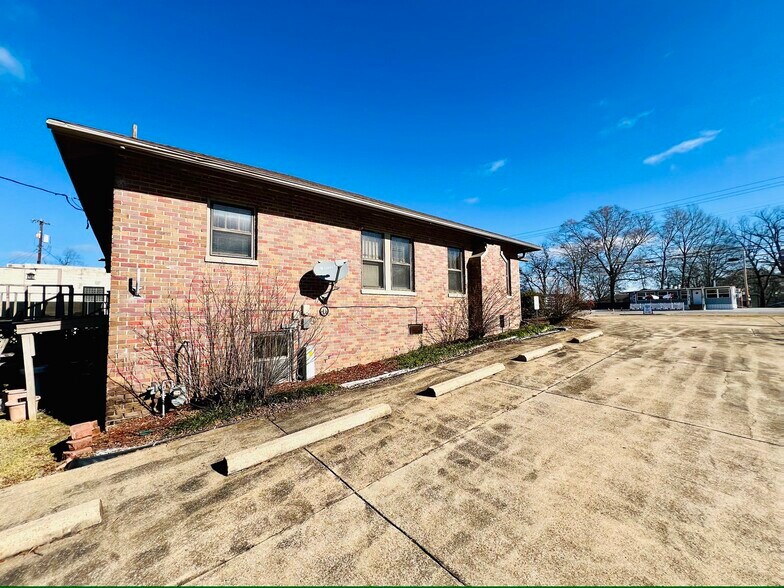 More Photos Of 303 S Second St, Booneville Medical For Sale