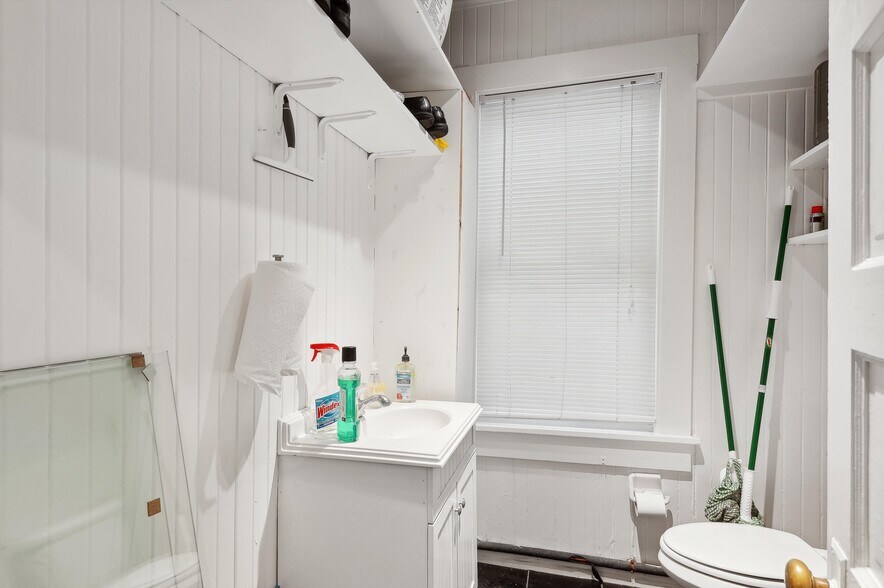 More Photos Of 60 Jobs Ln, Southampton Storefront For Lease