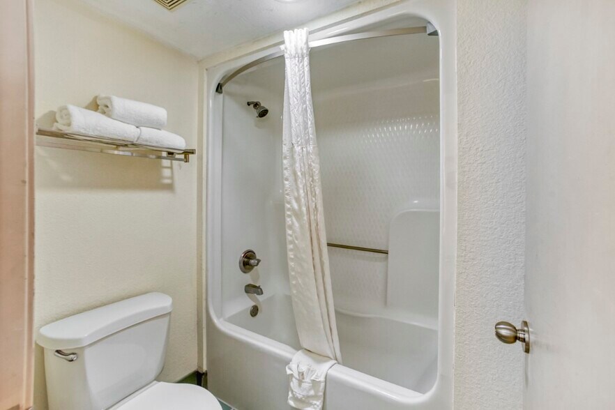 More Photos Of 2100 N Wheeler St, Jasper Hotel For Sale