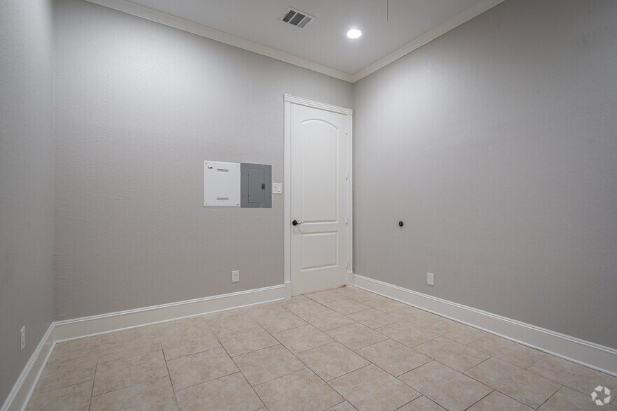 More Photos Of 11601 Spring Cypress Rd, Tomball Office For Sale