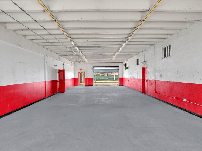 More Photos Of 2731 Broward Blvd, Fort Lauderdale Freestanding For Lease