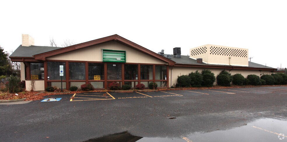 More Photos Of 835 S Main St, Kernersville General Retail For Sale