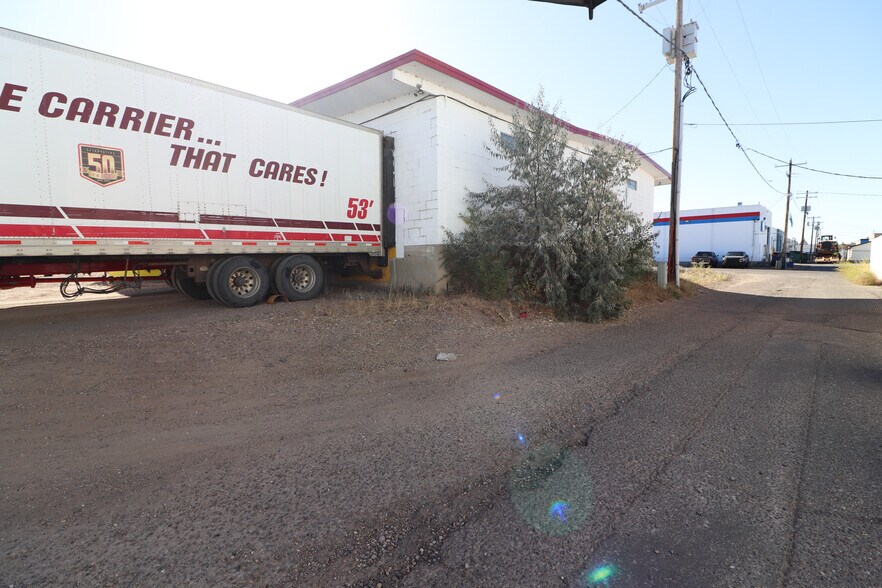 More Photos Of 662 15 St SW, Medicine Hat Industrial For Sale