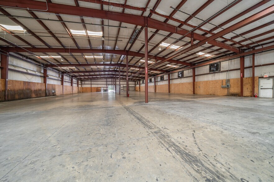 More Photos Of 1056 NE 16th St, Ocala Industrial For Lease