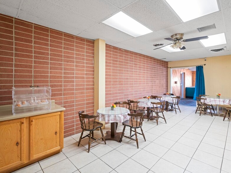 More Photos Of 1225 S State St, Salina Hotel For Sale