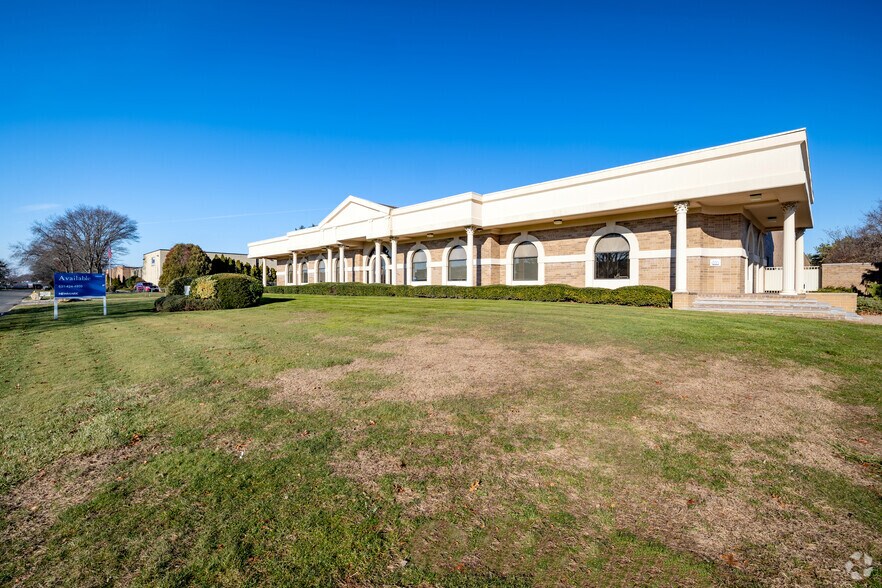 More Photos Of 40 Commerce Dr, Hauppauge Warehouse For Lease