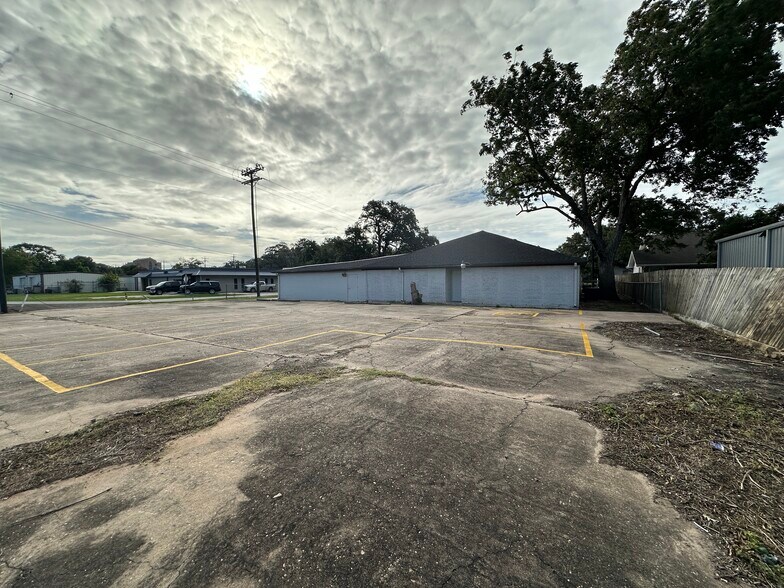 More Photos Of 1008 Morton St, Richmond Showroom For Lease