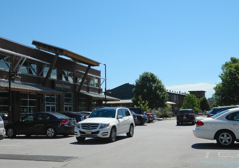 More Photos Of 205 Manufacturers Rd, Chattanooga General Retail For Lease