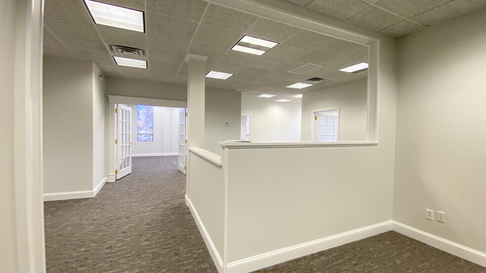 More Photos Of 80 Maple Ave, Smithtown Office For Lease
