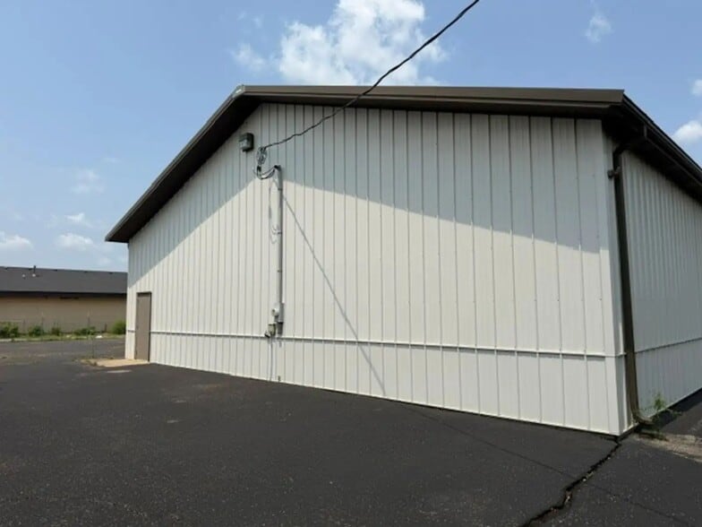 More Photos Of 950 Glengarry Drive, Fairdale Industrial For Sale