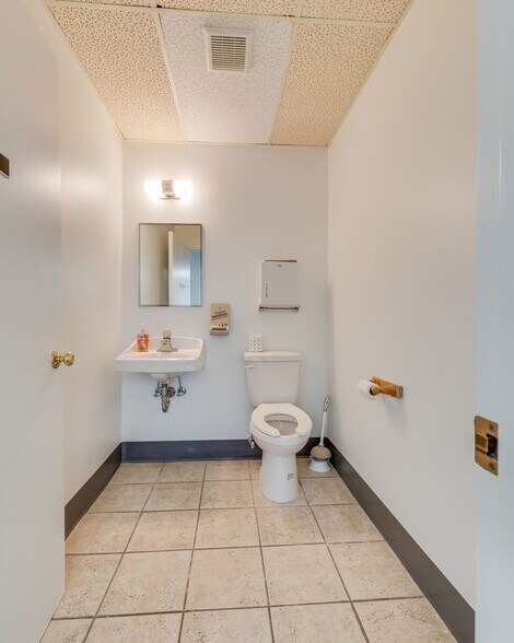 More Photos Of 311 W Walnut St, Johnson City Office For Sale