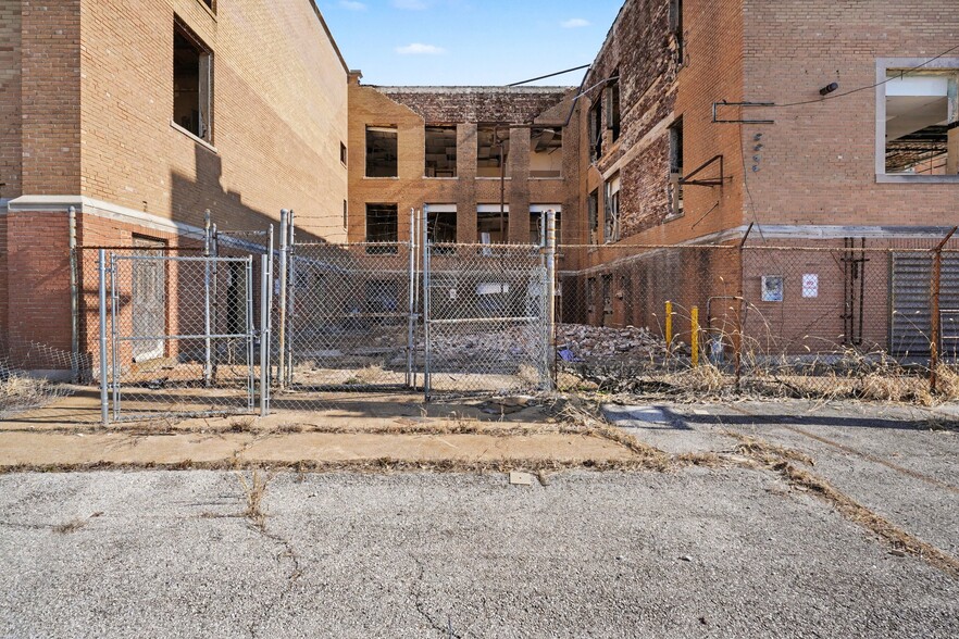 More Photos Of 4253 Clarence Blf, Saint Louis Specialty For Sale
