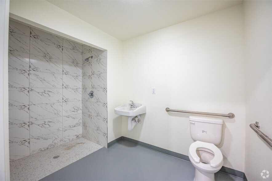 More Photos Of 4061 Thomas St, Oxford Unknown For Lease