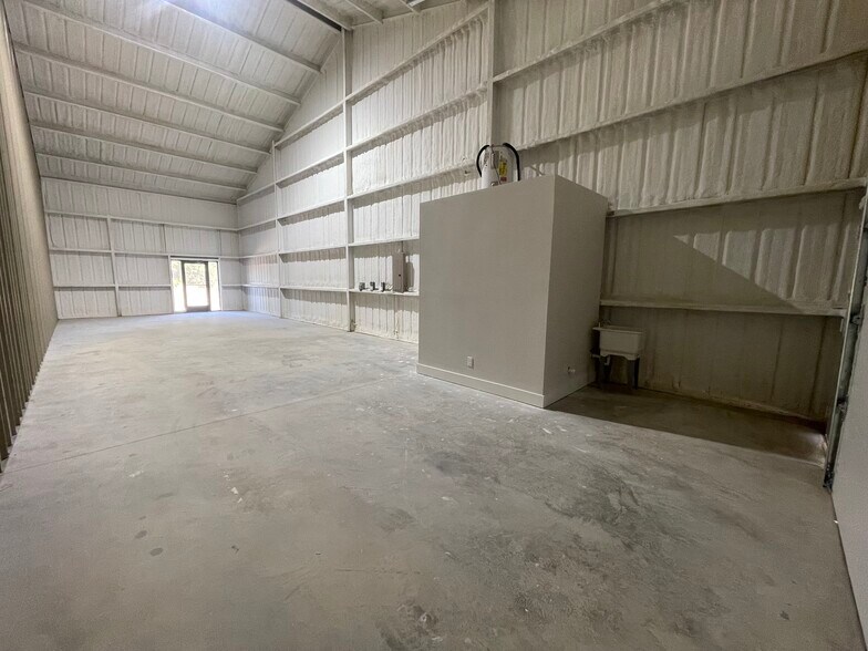 More Photos Of 615 FM 371, Gainesville Showroom For Lease