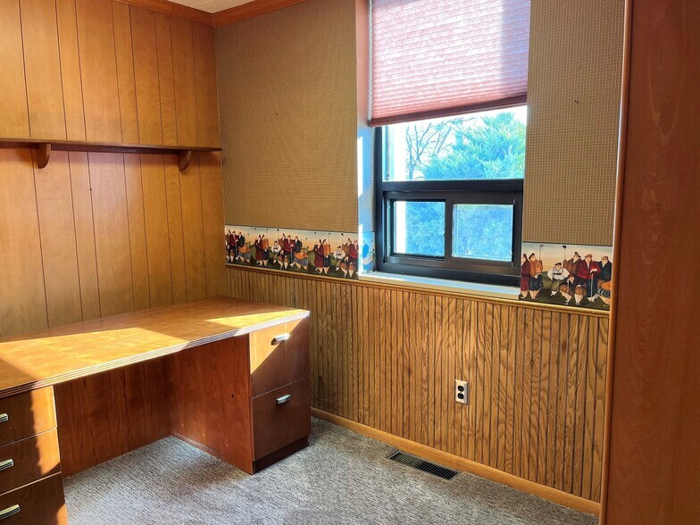 More Photos Of 411 W 5th St, McCook Office For Sale