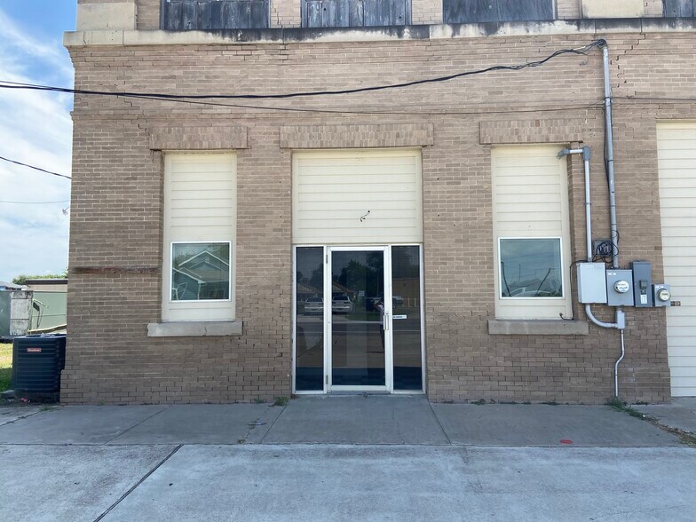 More Photos Of 114 Ave C, Gregory Office For Lease