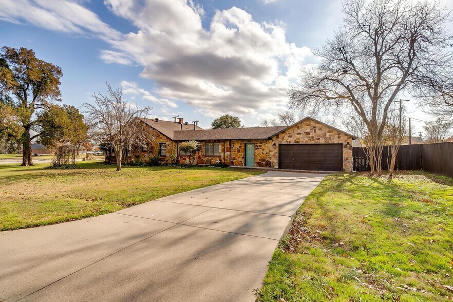 More Photos Of 113 N Tarrant St, Crowley Office For Sale