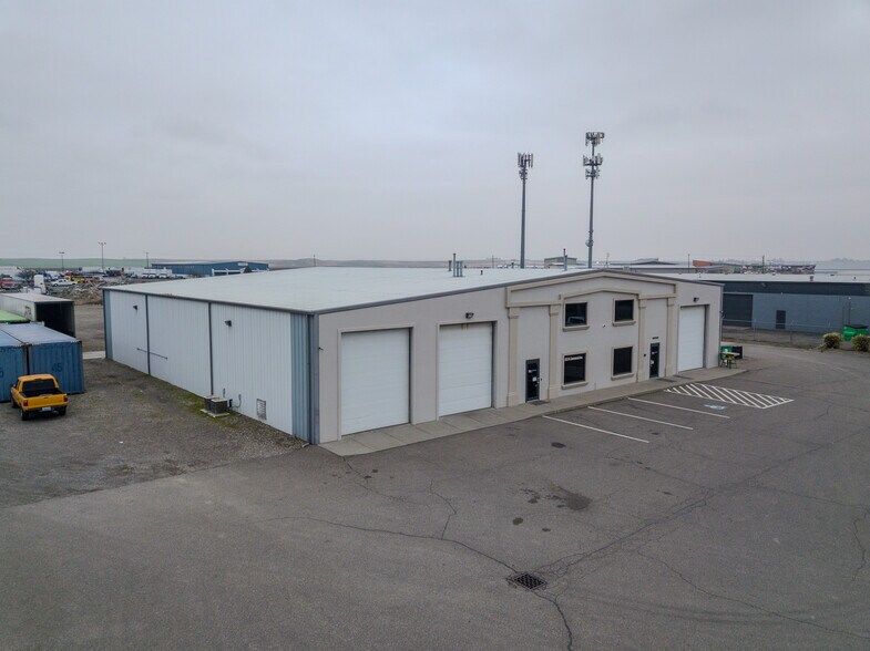 More Photos Of 2525 N Commercial Ave, Pasco Warehouse For Lease