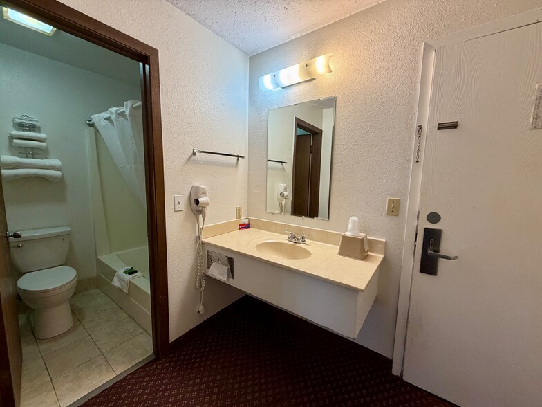 More Photos Of 1150 N Main St, Deer Lodge Hotel For Sale