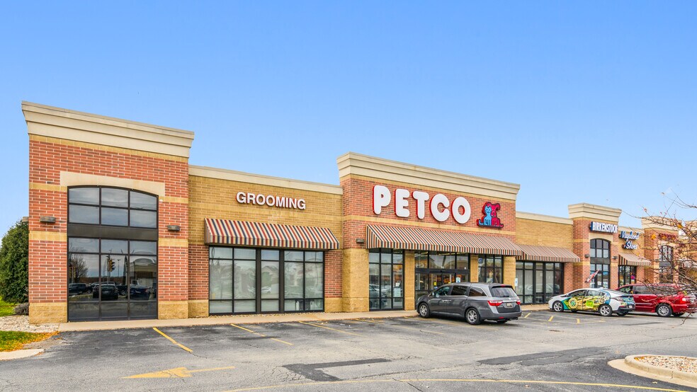 More Photos Of 711 N Casaloma Dr, Appleton Freestanding For Sale