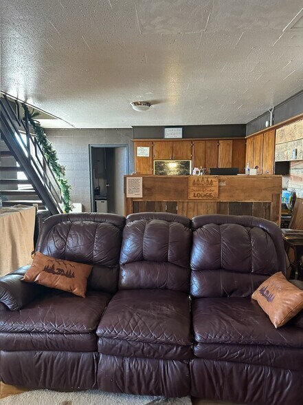 More Photos Of 302 N Main St, Melbourne Hotel For Sale