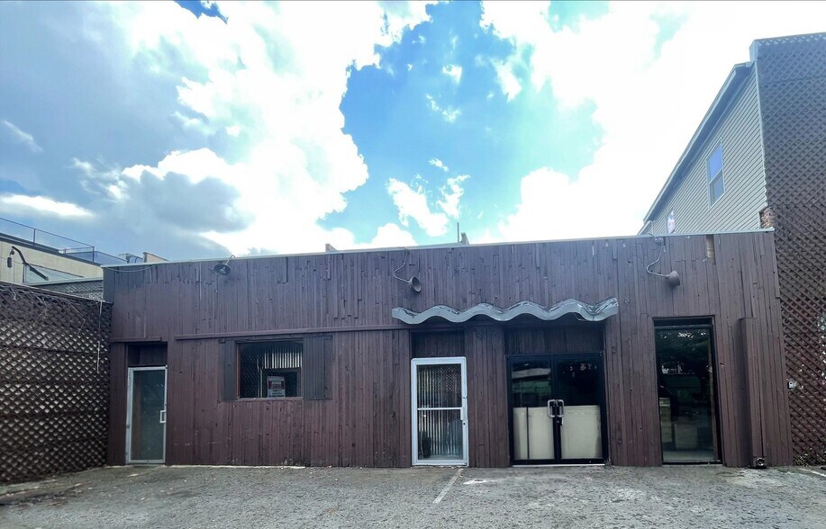 Primary Photo Of 160 University Ave, Newark Storefront Retail Residential For Lease