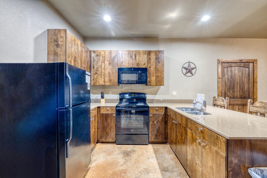 More Photos Of 16 Mountain Laurel Ln, Concan Hospitality For Sale