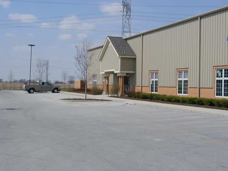 More Photos Of 700-710 Center Rd, Frankfort Warehouse For Lease