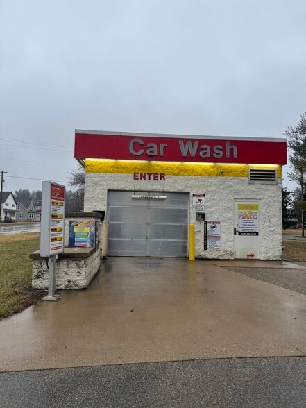 Primary Photo Of 376 Bannerman Ave, Redgranite Carwash For Sale