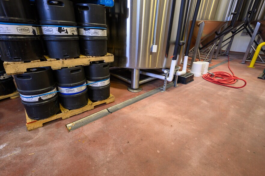 More Photos Of 275 W Barclay Dr, Sisters Distribution For Sale