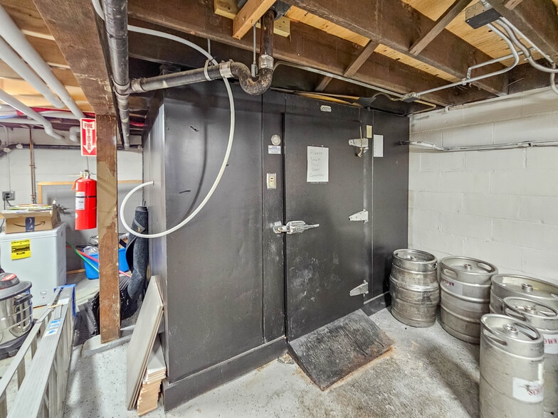 More Photos Of 3207 Leavenworth St, Omaha Bar For Sale