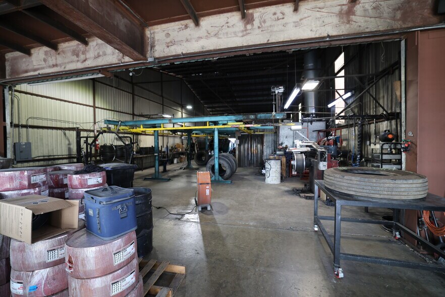 More Photos Of 11420 S State Highway 16, San Antonio Auto Repair For Sale