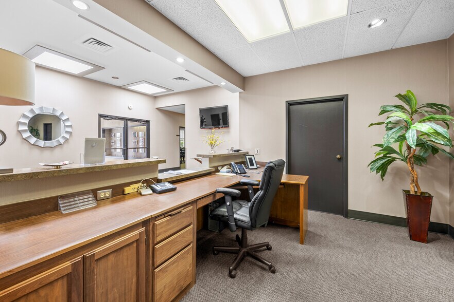 More Photos Of 8001 E R L Thornton Fwy, Dallas Office For Sale
