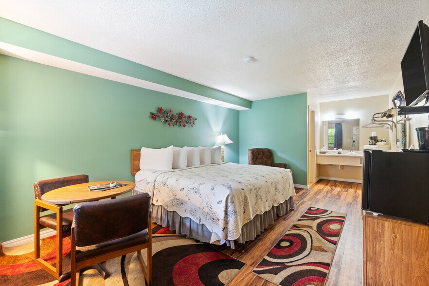 More Photos Of 3031 E Van Buren, Eureka Springs Hotel For Sale
