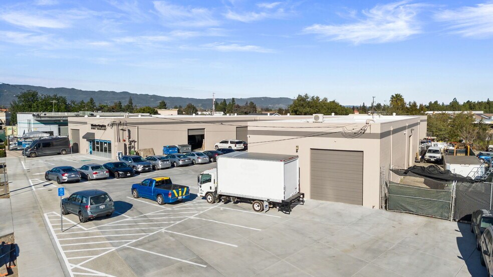 More Photos Of 299 E McGlincy Ln, Campbell Warehouse For Lease