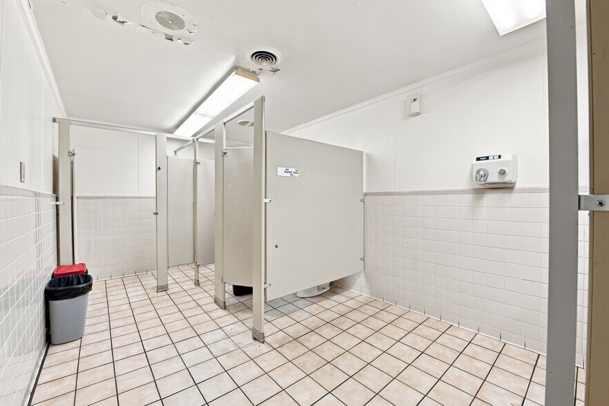 More Photos Of 346 W Jones St, Trenton Service Station For Lease