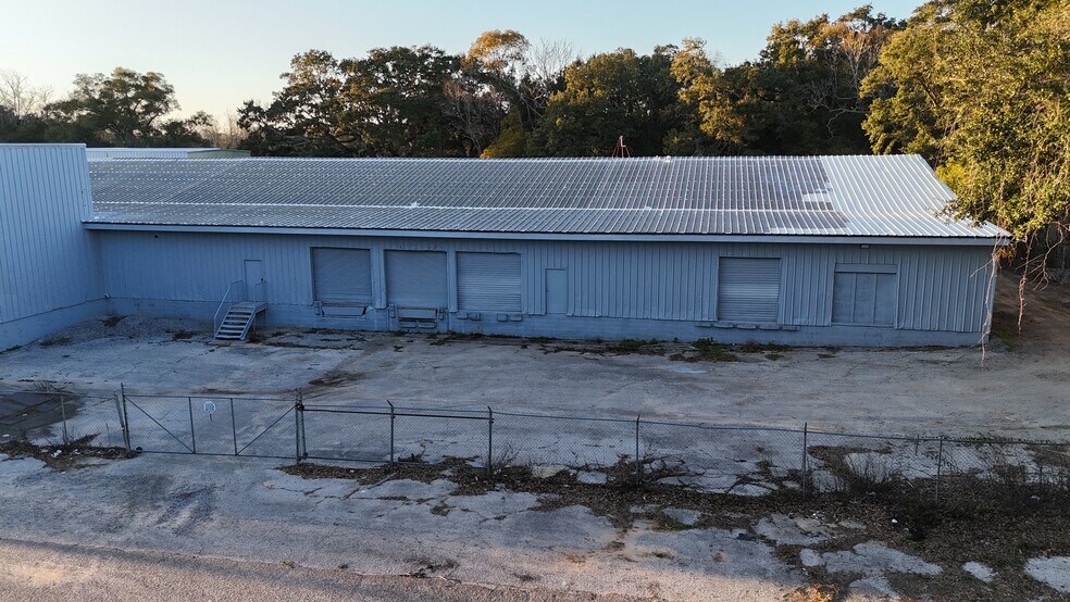 More Photos Of 2800 Delano St, Pensacola Warehouse For Lease