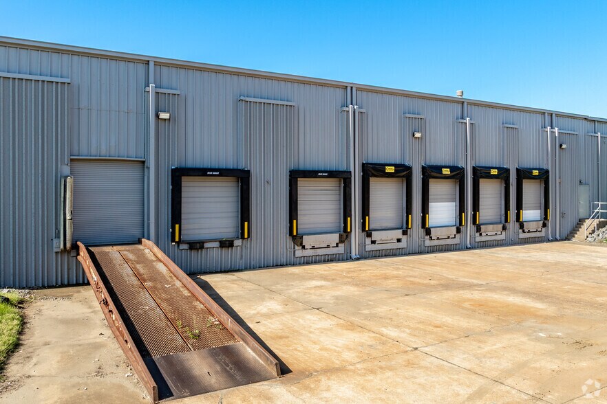 More Photos Of 11707 Steele Creek Rd, Charlotte Manufacturing For Lease