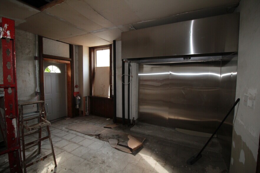 More Photos Of 900 Island Ave, McKees Rocks General Retail For Sale