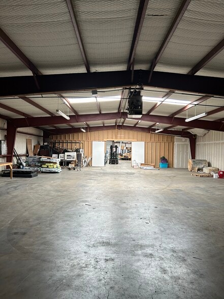 More Photos Of 440 N Broadway St, Joshua Manufacturing For Lease