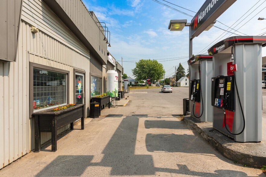 More Photos Of 4095 Rue De L'église, Franklin Service Station For Sale