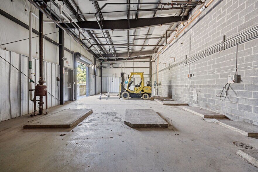 More Photos Of 2000 S Delphine Ave, Lyndhurst Warehouse For Lease