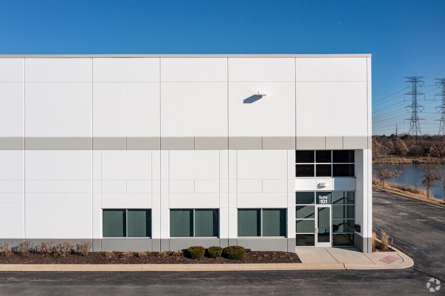 More Photos Of 2121 Diehl Rd, Aurora Warehouse For Lease