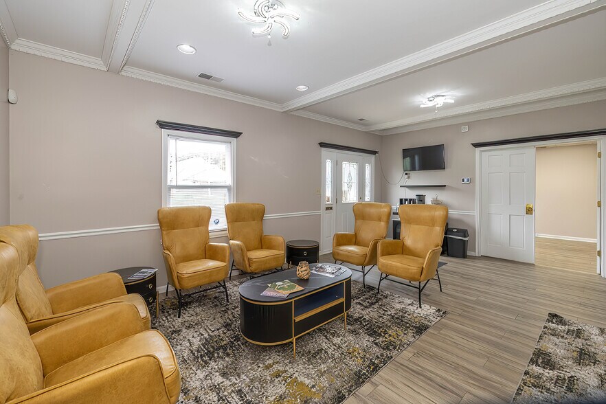 More Photos Of 1026 N Mitthoeffer Rd, Indianapolis Office For Sale