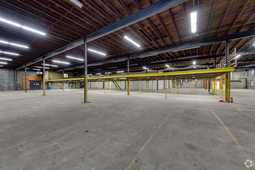 More Photos Of 1121 River St, Lansing Distribution For Lease