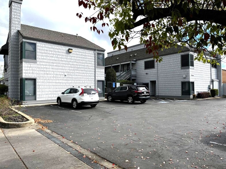 More Photos Of 222 W Lockeford St, Lodi Office For Lease